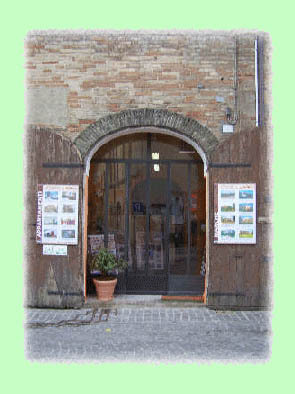 Gespecialiseerd in de assistentie bij de aan/verkoop van onroerend goed als boerenhuizen, landgoederen, villas,zowel gerestaureerd als te restaureren in Marche