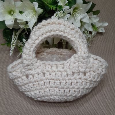 I Crochet and Knitt. I make and sell hats, scarfs, bows, etc.