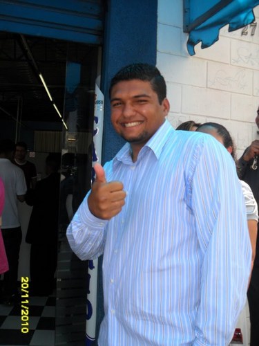 Feliz........ Gosto de esportes ,carros internet...e principalmente familia e amigos,....