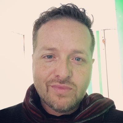 roghertz's profile picture. Recaudador de poemas de Su Majestad y Barón de los cielos color lavanda. Diseñador, cantante, actor, lector, amante de las artes y los artistas. Odio el queso.