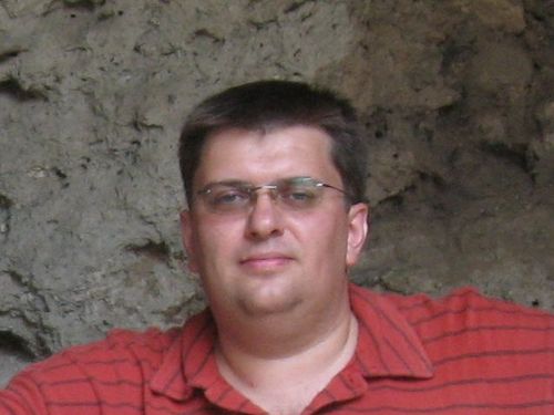 В Тви - ирония и глум по любому поводу: 
Твиттит дурачок в Твиттере,
ищет дурачок глупее себя...