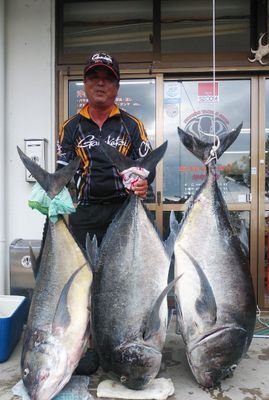 s35年2月16日生まれ
釣り歴60年
35年前、名もない磯にべーべーと名付けようと仲間たちに提案して認められてべーべーの名付け親になる。記録はいつか破られるが、べーべーの名は永遠に残る。と、たまに自慢(´ー`)。近くの黒島本島の野生の山羊のなきごえがべーべーと聞こえたのでそう名付けました。