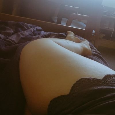 28 y/o! they/them lesbian 🫰🏻🌈 soft dom 🎀 bladder/orgasm control dom ☆ intense desperation ☆ the longer you wait the sweeter the relief ☆ dms open • 18+ mdni