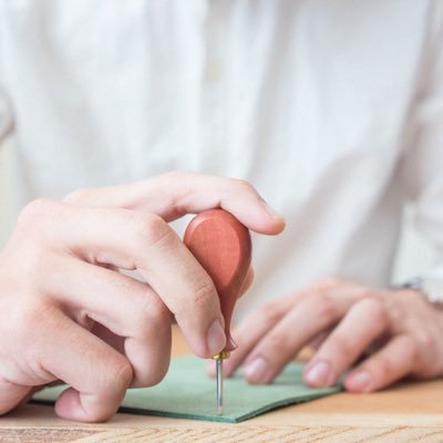 80歳のおばあちゃんと孫の2人で暖かい革雑貨を作っています /テーマ〔素朴な美しさ〕/ステッチは全て職人歴7年目のおばあちゃんによる総手縫い/ 本事業の収益で大阪の介護施設にてレザークラフトのワークショップを開催しています/永く使えるモノが好き