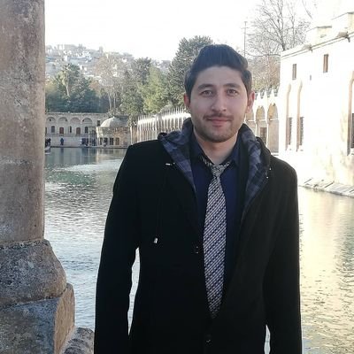 Türkiye aşığı,
Galatasaray doğumlu,
Sosyolog - Uluslararası İlişkiler Uzmanı,
Science-Fiction orjinal yaşam tarzı,
Görev Adamı...