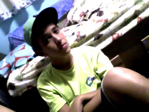 eu sou um abacaxi, sou seu amigo e voceê tem que me engulir (y)