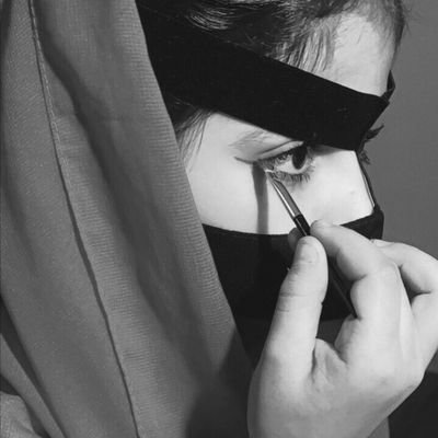 ابختصر كل المشاعر في شطر
ليت الأماكن والبشر والعُمر انت
