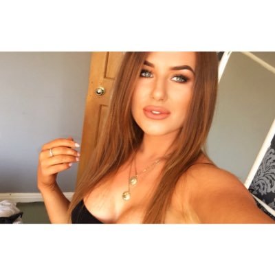 LauraWynne94's profile picture. though she be but little she is fierce🌹