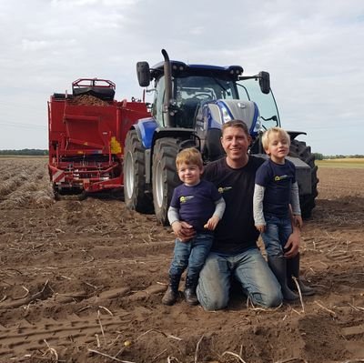 gemengd bedrijf , gespecialiseerd in aardappels 🥔 verder telen we nog tarwe🌾 suikerbieten,mais, sperziebonen. Groene stroom door zonnepanelen op onze daken