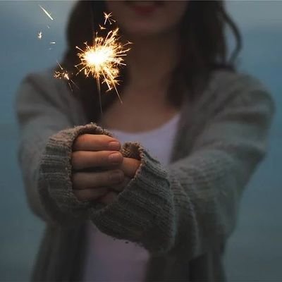 趣味は読書と旅行、ピアノ即興、フルート。書物はいろいろ読みますが、特に向田邦子さんの作品が好きです♡
フィレンツェ、ウィーン、パリ、京都、軽井沢、鎌倉、故郷の街が好き。
Twitterは気ままに利用してます…❀