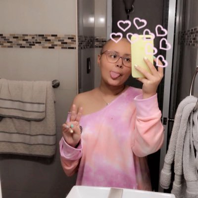 claudiaarosadoo's profile picture. 2 years battling cancer🎗