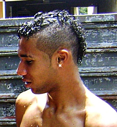 Só porque eu vou pra noite, 
Chego em casa com o sol, 
Sou presença no Pagode...
Não largo meu Futebol