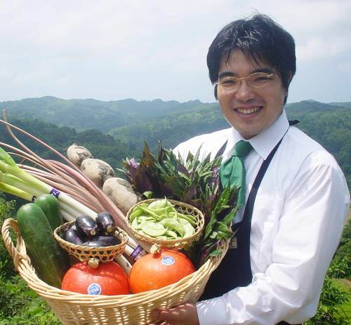 昭和5年から続く八百屋の4代目。自分の屋号を「加賀野菜のプリンス」と称し野菜果物の素晴らしさを伝えています。特に地元・石川県・金沢の青果物に愛着を持つ。公的には金沢市食育推進会議本部員　私的には元野菜ソムリエ。基本的に相互フォロー