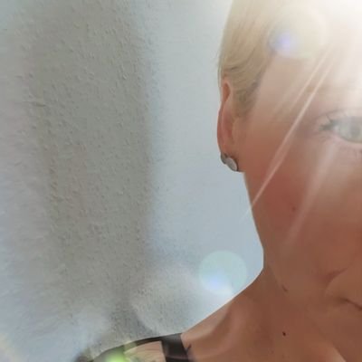 HekateKat's profile picture. Er wollte tanzen gehen, also gingen sie ins Kino.