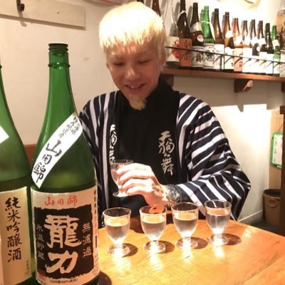 東京で地酒専門飲食店を7店舗展開しながら、美味い酒を求めてこれまでに全国130箇所の蔵を訪れ、14箇所の蔵で酒造り修行を体験。年間7000種類以上唎酒をし、毎日3合日本酒を嗜みます/秋田県製品評会、ワイングラスで美味しい日本酒 他  審査員/日本酒総合研究会、日本の酒メッセ、SAKE2020 他 講師/日本酒愛で邁進！