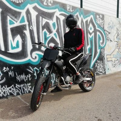 jeune Youtubeur de 28 abo
motovlogeur:_DERBOUZ_
15ans
bikelife🏍
toulouse🇫🇷
1frere 2soeur
parisien 🗼