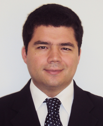 Advogado, com Especialização em Direito Processual Civil pela COGEAE-PUC/SP e em Direito Empresarial pela FGV/SP.