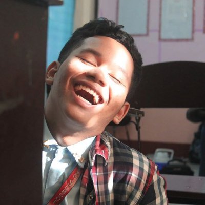Ain't your normal average classmate nor your normal friend...
it's me @MarcSecondes