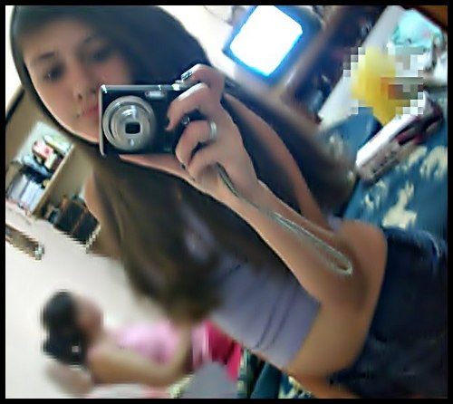 A menina do seus sonhos, que te faz delirar só quando dá un sorriso! A menina que te facina e te deixa loko pra saber o segredo que a faz feliz =) ♥