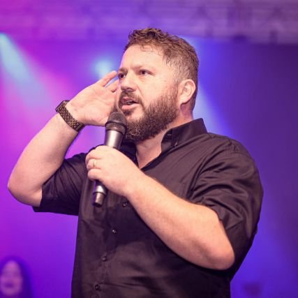 prxandaojustino's profile picture. Pastor Auxiliar e Ministro de Louvor na @AvivandoasNacoe (minha igreja, minha casa), Líder do @MinisGlorificai, casado com Elaine, pai de Sofia e botafoguense.