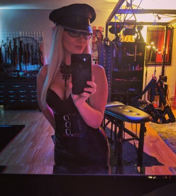 I am discreet bdsm mistress. I've been in bdsm world for 11 yrs. I am looking for my sub mature student.