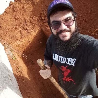 Leio livros, pesquiso coisas, observo pássaros e enterro gente. Técnico em gestão humana e armazenamento em estado inoperante