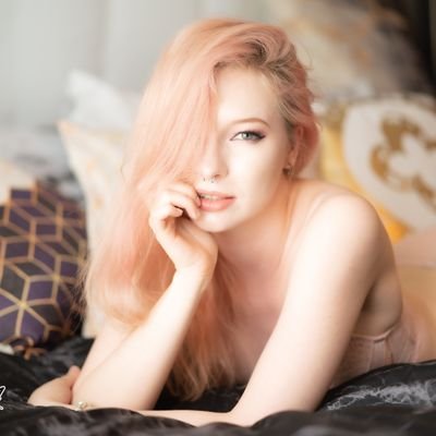 EvelynRKnight's profile picture. Full-time model and full-time derp. Ask me how I fit that all in and still find time to sleep, and the answer is ''I don't''... But also giggitty. 😏