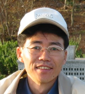 소프트웨어 엔지니어이고, VoIP 분야에서 일하고 있으며, 현재는 (주)아크로메이트 연구소 이사입니다.