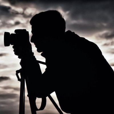Zaljubljenik u fotografiju, prirodu i prirodne lepote. Fudbal volim i rado ga se secam.