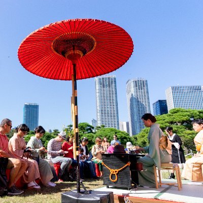 都内の野外博物館と庭園において、様々な茶道の流派が一堂に会する大規模な茶会を催し、お茶の文化とそれを育んできた江戸・東京の文化を、国内外へ発信します。本格的な茶席や野点、初心者向けの茶道教室、英語で解説をする席に加え、日本文化を楽しめるイベントなど、茶道に馴染みのない方や外国の方なども気軽に楽しめるお茶会です。