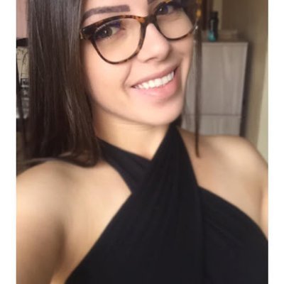 je suis belle avec des cheveux noirs je suis un peut grande