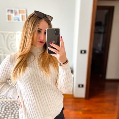 ElenaVecchie's profile picture. IG elenavcc