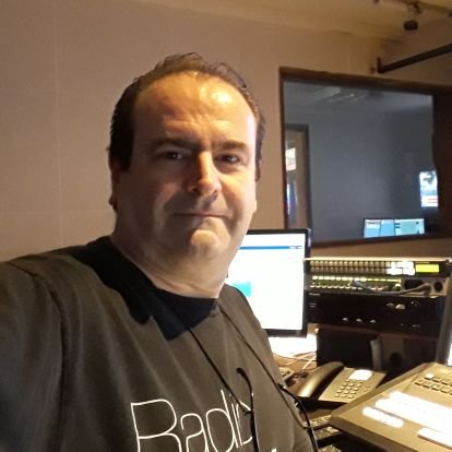 Operador técnico de estudios y edición  en Radio Nihuil y Cadena Montecristo...Amo la música...el buen vino y la buena cocina...