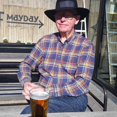 Avdankad civiling och tekn. lic., sekulär humanist, förordar SWEXIT, fan of David Hume, Karl Popper, anti-socialist och vill ha ett Reclaim Sweden. Inga DM!