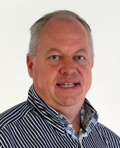 Gelukkig getrouwd,vader van 3 kinderen,accountmanager voor het Nederlands Dagblad, teamplayer en als het moet een einzelganger.
Gek op zeilen en lekker sporten