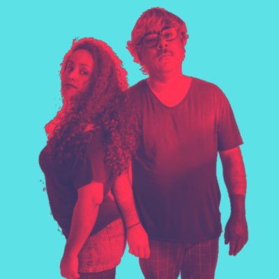 O duo formado por Andrea Paz (Chile) e Ericsson Castro (Brasil), tem seu som calcado no pop defendidos por vozes, guitarras e synths.