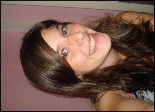 Feliz, boba, irônica, amo Twitter, amo doces, leio revistas, apaixonada e louca pelo Léo Picon. E eu amo a diva da @marina_sanches. E o Joe Jonas é só dela.