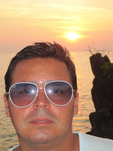 Hans_Muller_V's profile picture. Acquisition Manager @ Swiss Clinic. *Online Marketing *Football * Wine