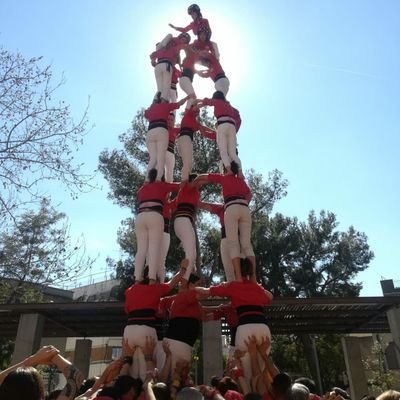 Joves dels Castellers de Barcelona: compromesos/es, amants de la festa i els castells, feministes i amb la sang vermella. 
*Ser jove és una actitud*