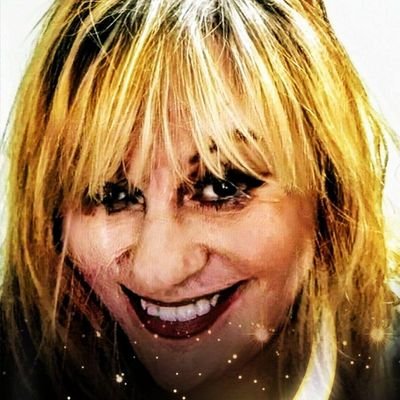 Romantica, pasional, apasionada, sensible, me gusta divertirme, la musica, estar con amigos y familiares, viajar, ver peliculas, conversar, soy muy curiosa...