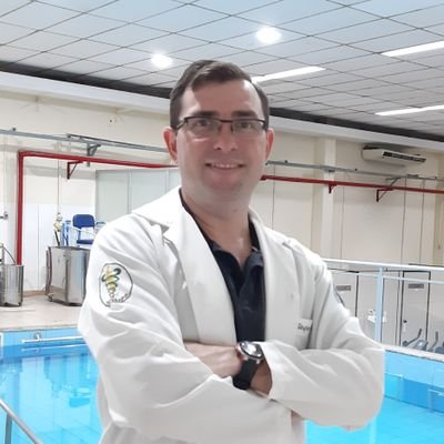 Sou casado e tenho 2 filhos, amo minha profissão e meu país, adoro dançar, viajar e pescar, não vivo sem música, no futebol sou Remo e Flamengo.