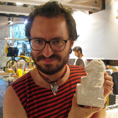 socisimpa's profile picture. Suelo mirar esto cuando me aburro en el curro; poco más, poco menos.