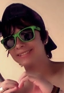 Oi , Meu Nome É Willian , 
Tenho 16 Anos , Moro Em G.Valadares-MG ,Estudo ...
Gosto Muito De Twittar ...
Segue Ae ... Te Sigo De Volta  :)