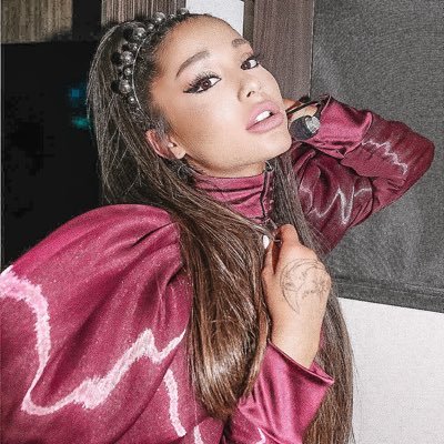 𝚚𝚞𝚎𝚎𝚗 @arianagrande 𝚏𝚘𝚕𝚕𝚘𝚠𝚎𝚍 𝟷𝟸.𝟸𝟻.𝟷𝟺 ♡