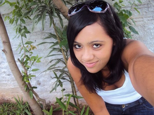 Completamente louca, sonhadora, persistente, chata, sensível e apaixonada.