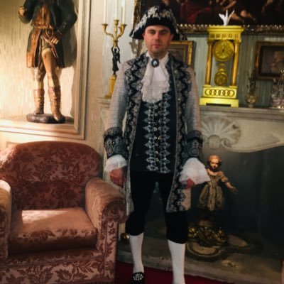 warnet_it's profile picture. English