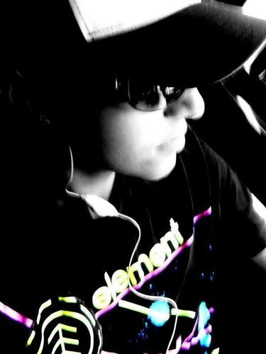 prazer Leonardo eu ando de skate estou no ensino médio
gosto de jogar futebol e sair com os amigos :*