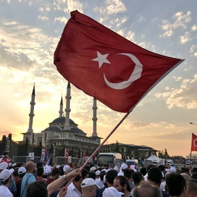 Hak-Batıl mücadelesinde Türkiye bir kaledir;Recep Tayyip Erdoğan da bu kalenin komutanıdır. Bizler de bu kalede birer neferiz..

Editör: @FuatAvni