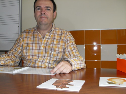 Nací un 15 de junio en Ciudad Real, Maestro, Psicólogo, Dr. en Ciencias de la Educación, y en julio de 2014 he obtenido el título de Graduado en Economía.