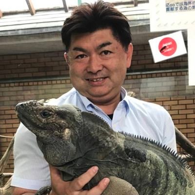 (有)レップジャパン代表取締役・体感型動物園iZoo園長、体感型カエル館KawaZoo館長、波勝崎Monkey Bay園長、動物園予備校アニマルキーパーズカレッジ校長、一社)日本爬虫類両生類協会代表理事、ジャパンレプタイルズショーを主催 一級小型船舶操縦免許、愛玩動物飼養管理士1級、わな猟・網猟•銃猟免許所持。